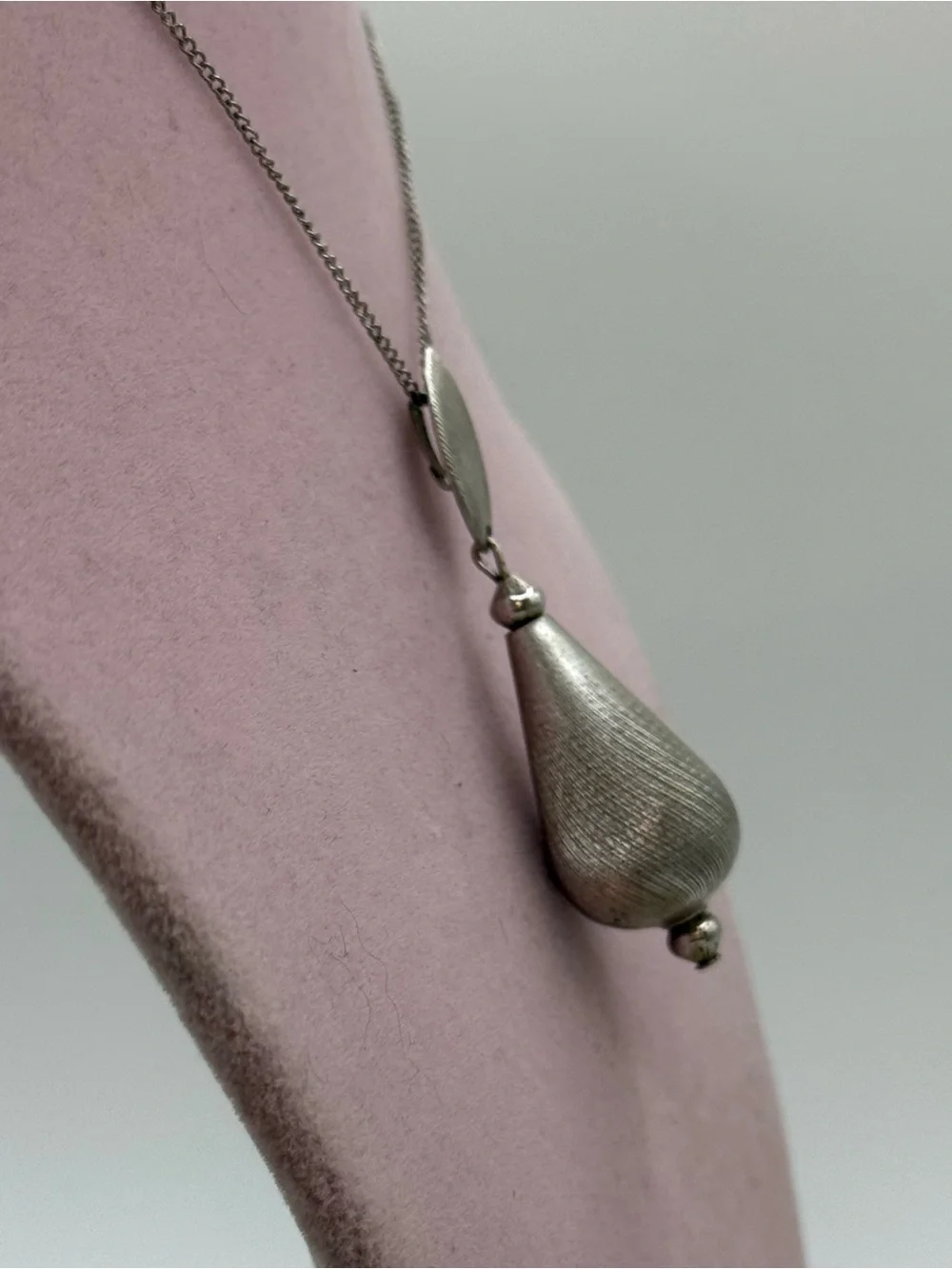 Vintage Sarah Coventry silver toned pear shaped pendant necklace